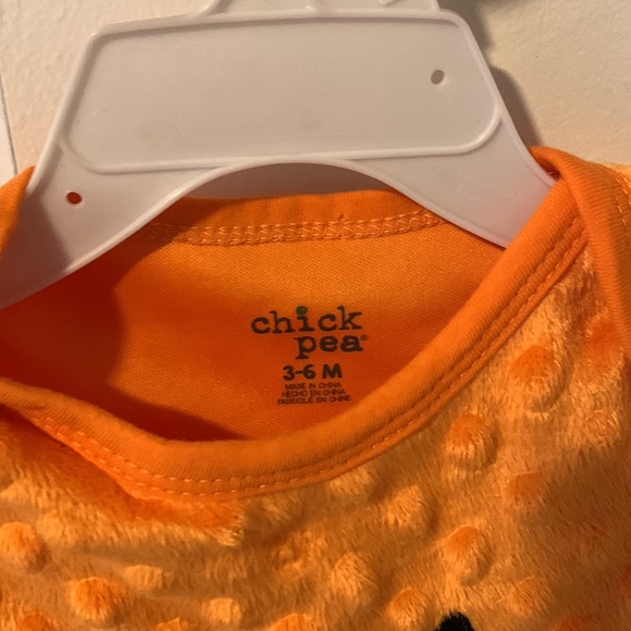Pumpkin costume is onesie - Picture 2 of 4